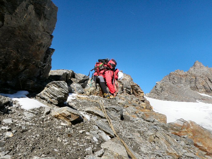 Arete du Soleil (22).jpg - Mise des crampons